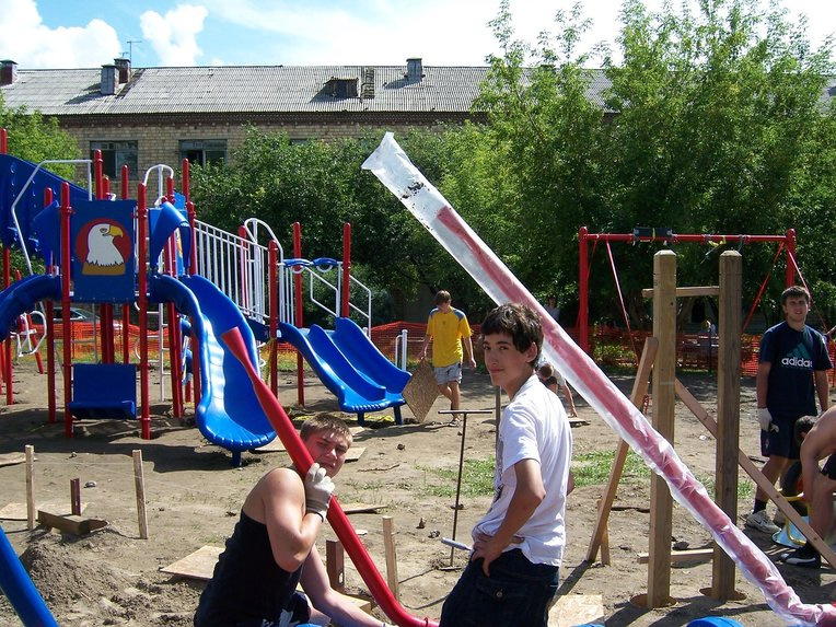 Алекс приехал в Красноярск вместе с отцом и друзьями, чтобы возвести возле больницы детский городок, 2009 год