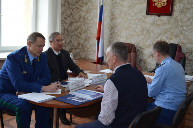 На встрече с Олегом Сиротиным прокурор области Виталий Лопин уделил внимание сохранности озера Тургояк