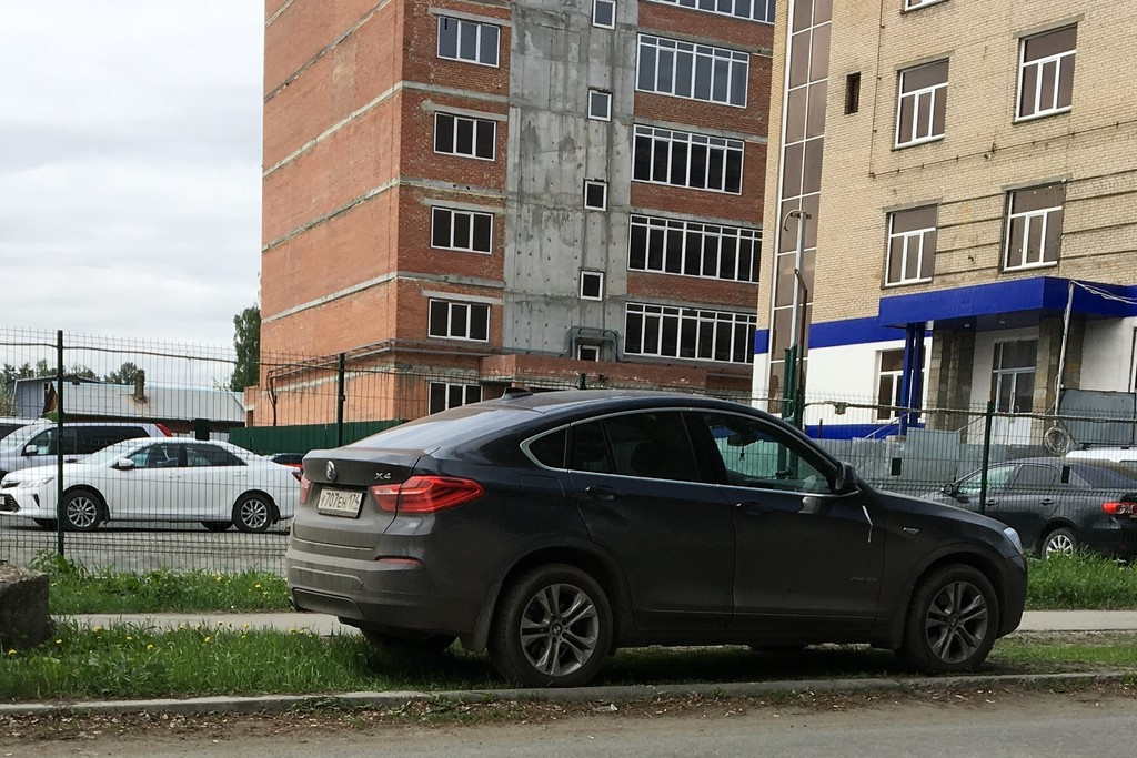 Пытаясь показать крутость, многие показывают лишь невысокий интеллект: этот BMW можно было запарковать и на проезжей части — места хватало