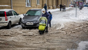 Восемь машин на весь город: власти признали, что в Новосибирске нечем чистить тротуары