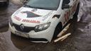 В Брагино в гигантской луже застряла машина популярного такси: видео
