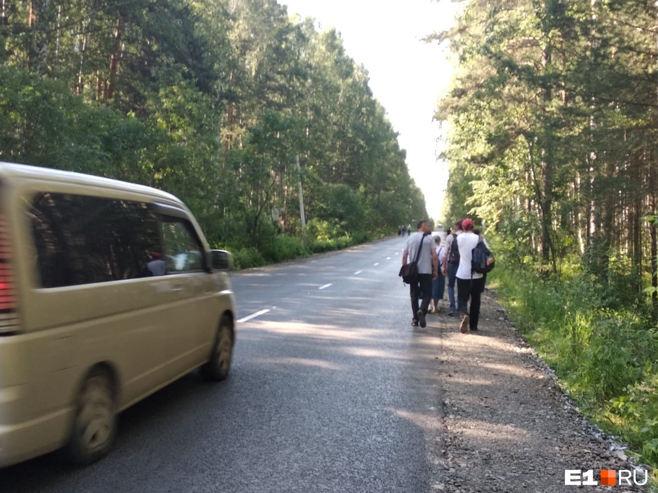 Многие, отчаявшись попасть в маршрутку, пошли пешком Многие, отчаявшись попасть в маршрутку, пошли пешком