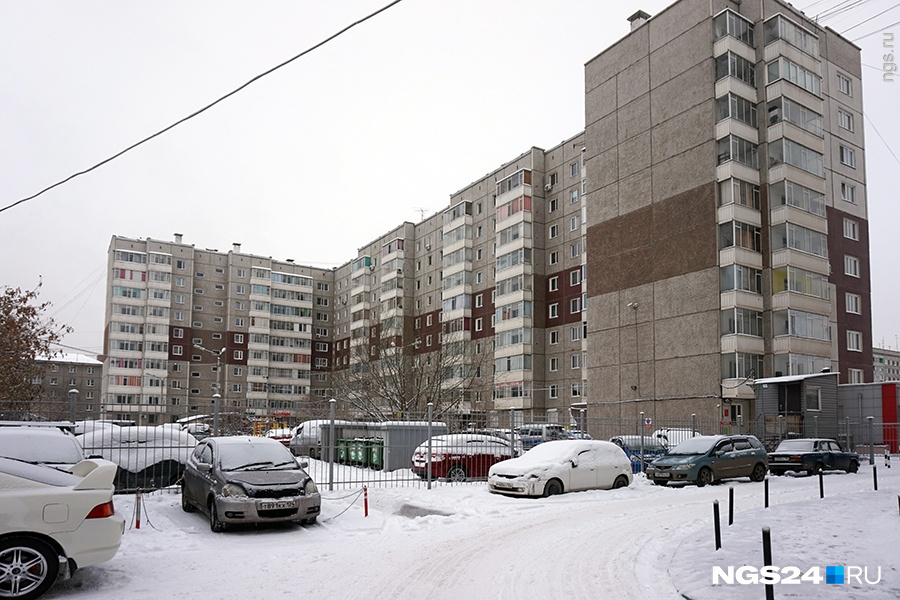 Знаменитый дом на Щорса, где круглосуточно дежурит охрана и содержат цветовода