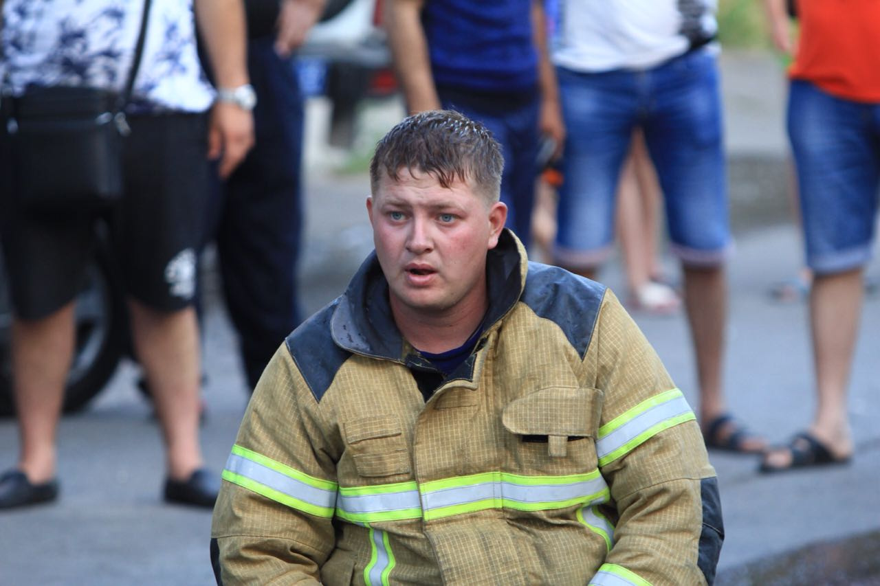Пять часов пожарные тушили огонь, который распространялся под крышей дома