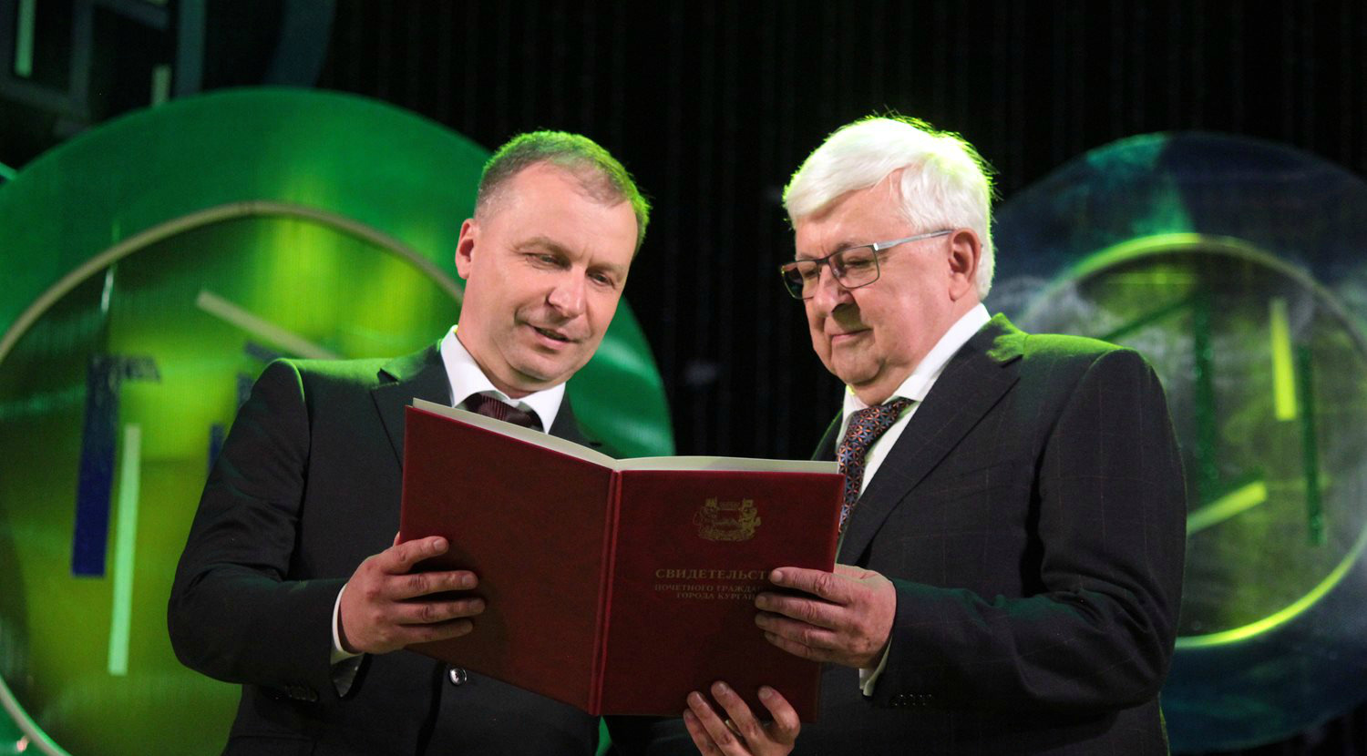 Анатолий Чернов получил награду из рук главы Кургана