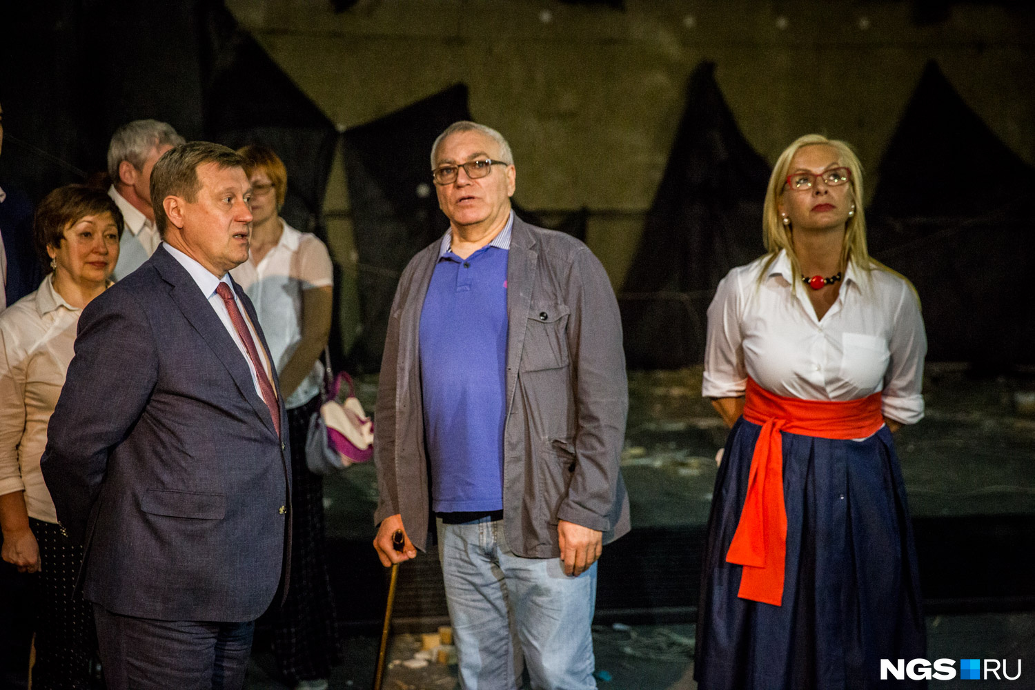 Сергей Афанасьев (в центре) подчёркивает, что у него хорошие отношения с учредителями — мэрией Новосибирска (слева — мэр города Анатолий Локоть) и департаментом культуры, спорта и молодёжной политики (справа — начальник ведомства Анна Терешкова) Сергей Афанасьев (в центре) подчёркивает, что у него хорошие отношения с учредителями — мэрией Новосибирска (слева — мэр города Анатолий Локоть) и департаментом культуры, спорта и молодёжной политики (справа — начальник ведомства Анна Терешкова)