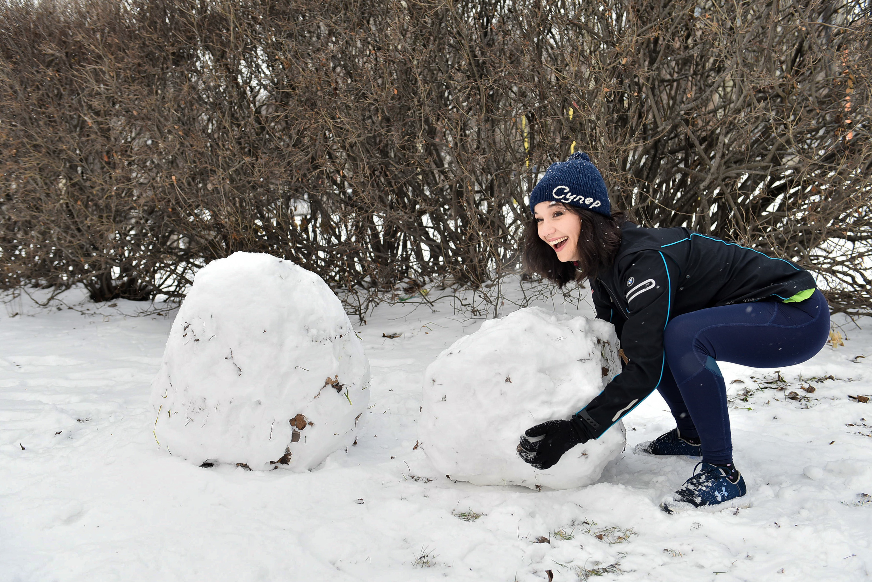 Перед тем как собрать снеговика, можно 15–20 раз присесть: снежный ком, как утяжелитель, заставит мышцы гореть