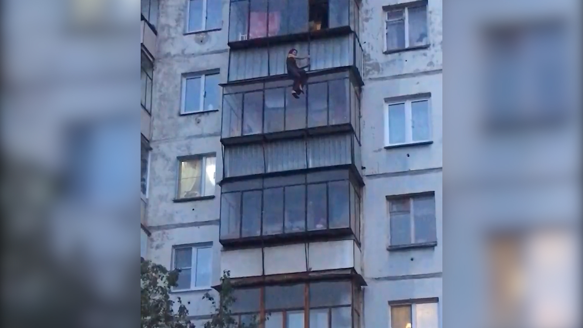 Женщина просидела на козырьке балкона около получаса