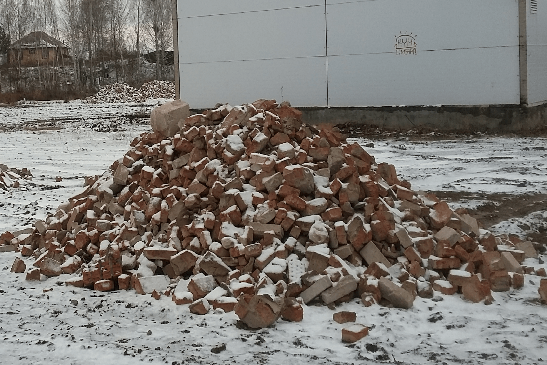 На Плющихинском жилмассиве за день появилась свалка кирпичей - 6 ноября  2017 - НГС.ру