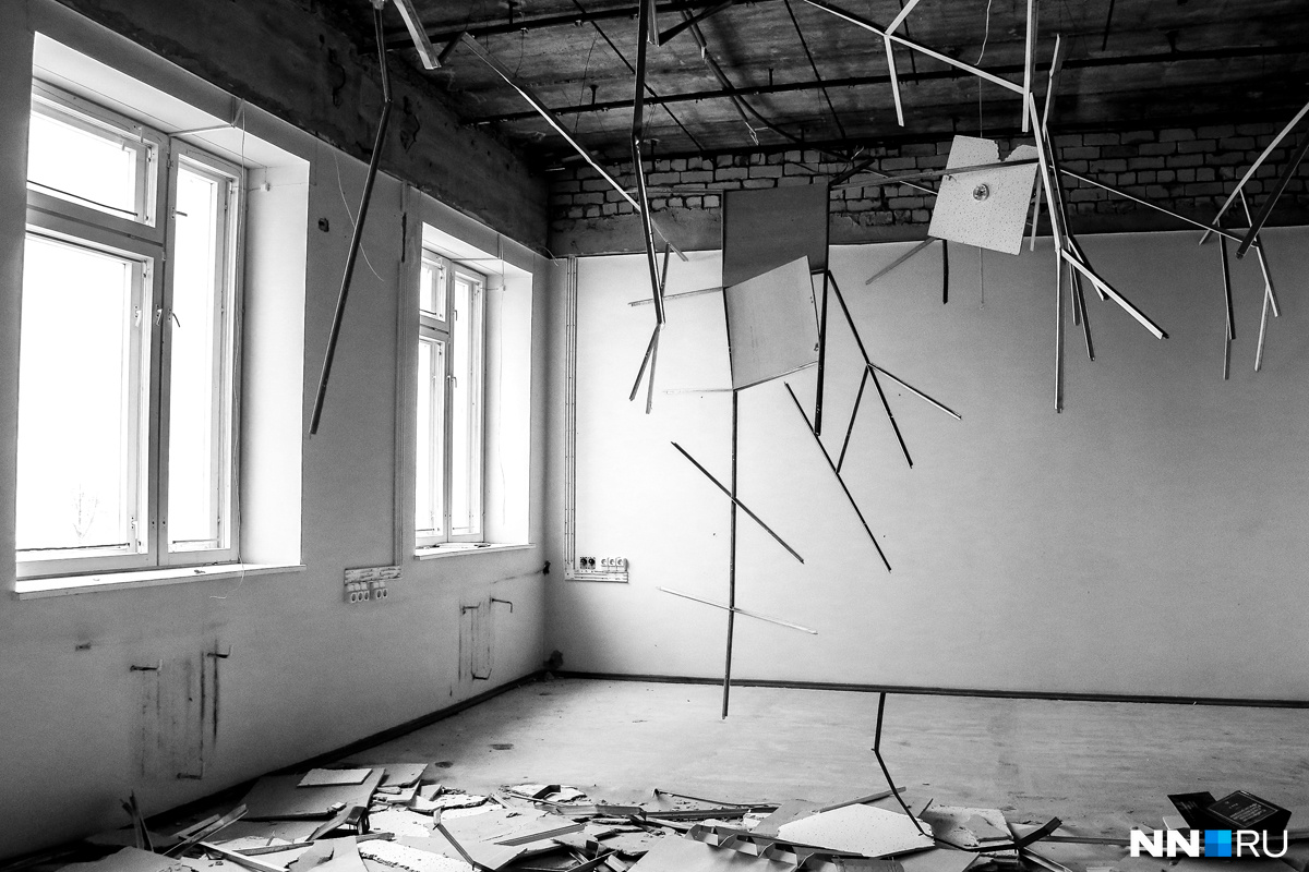 Инсталляция из деталей подвесного потолка Инсталляция из деталей подвесного потолка