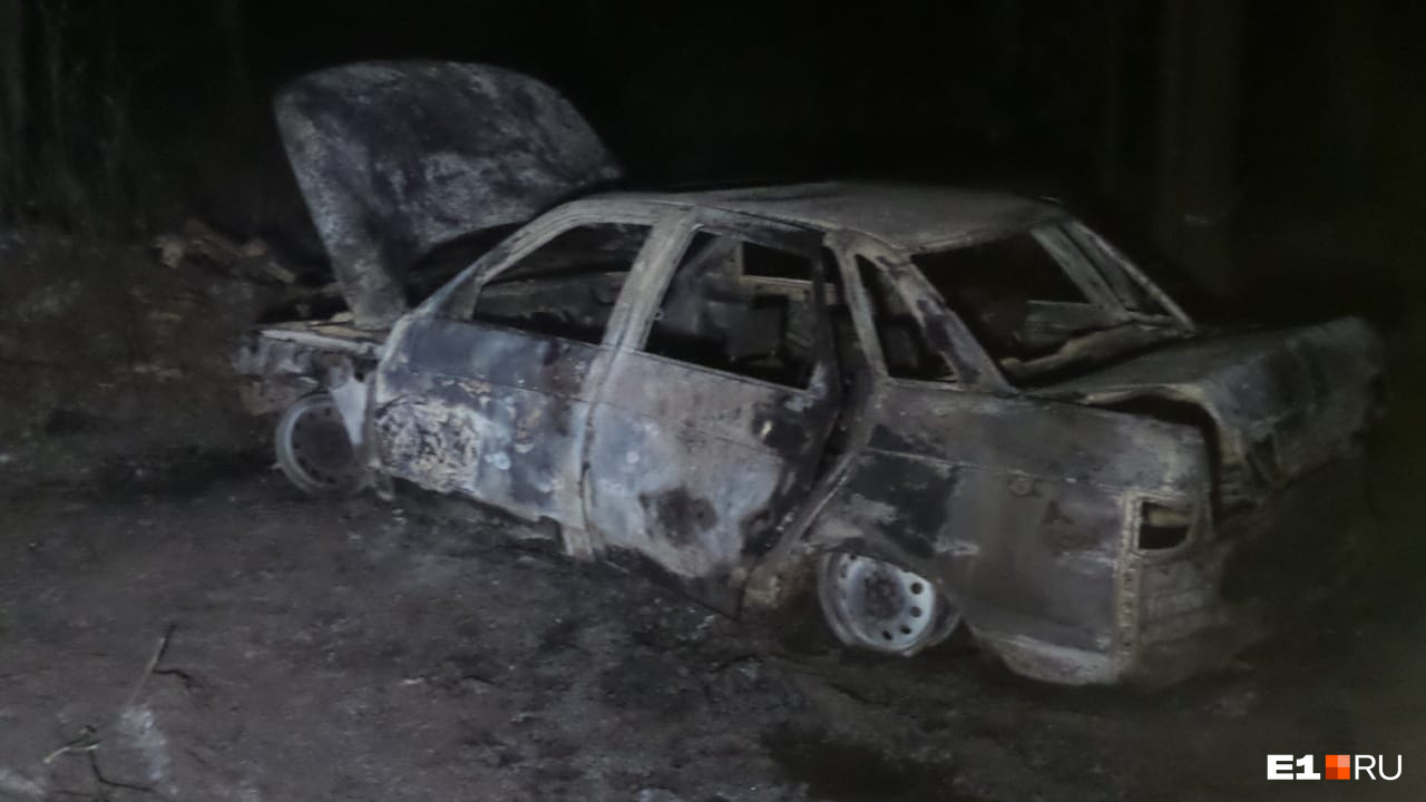 Автомобиль стоит в лесу Автомобиль стоит в лесу