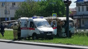 Пострадала женщина: в Ростове автобус врезался в столб