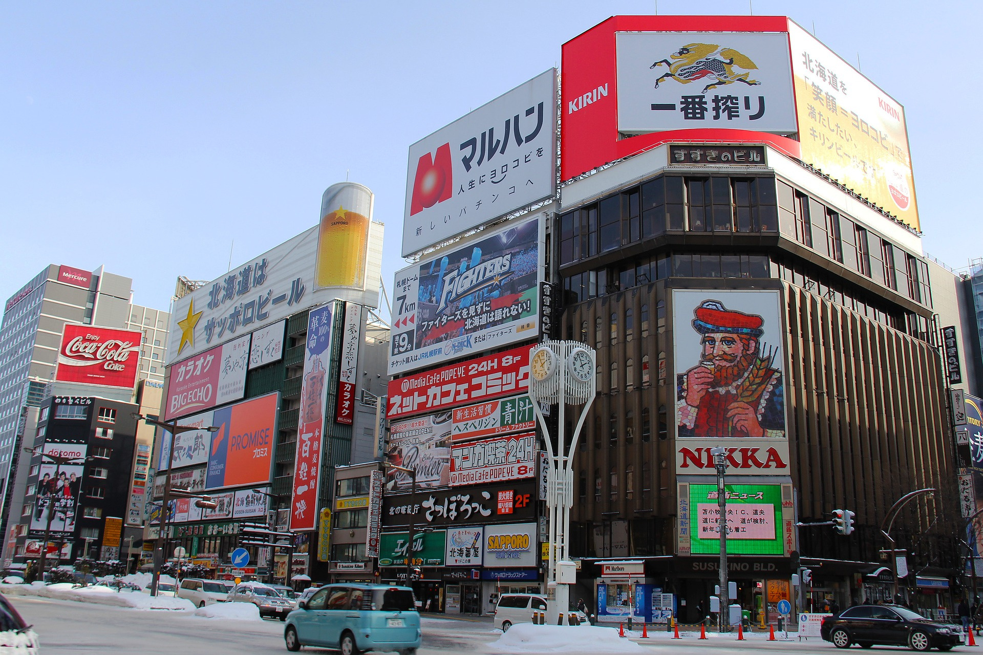 Торговый центр в Саппоро на заснеженной улице