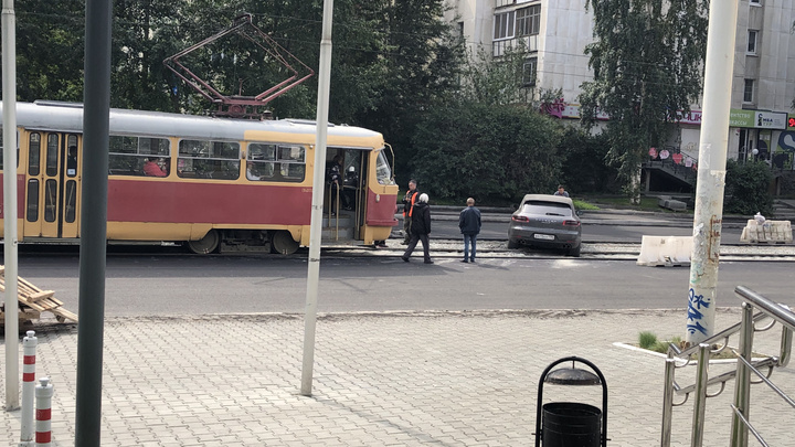 В центре Екатеринбурга встали трамваи из-за застрявшего на путях Porsche