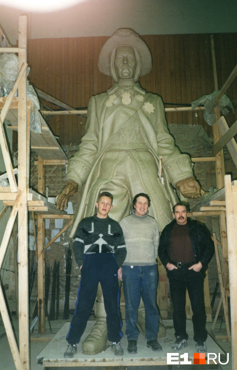Слева направо: Валентин Прокопьев, Анатолий Старыгин, Пётр Чусовитин на фоне глиняного Де Геннина