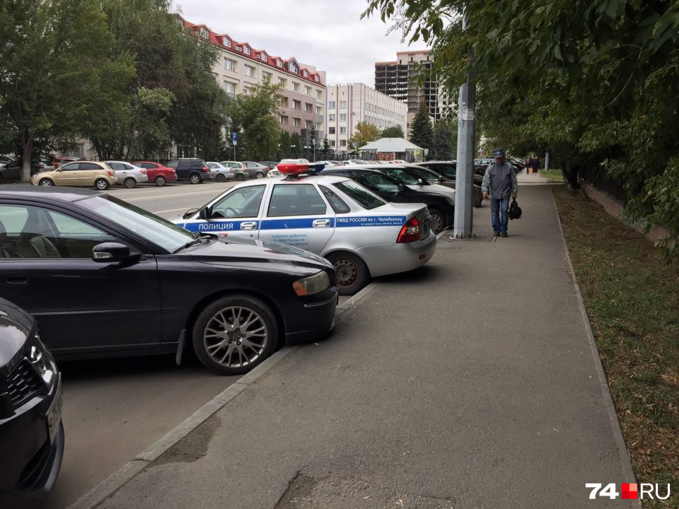 Возле школ дежурят наряды полиции Возле школ дежурят наряды полиции