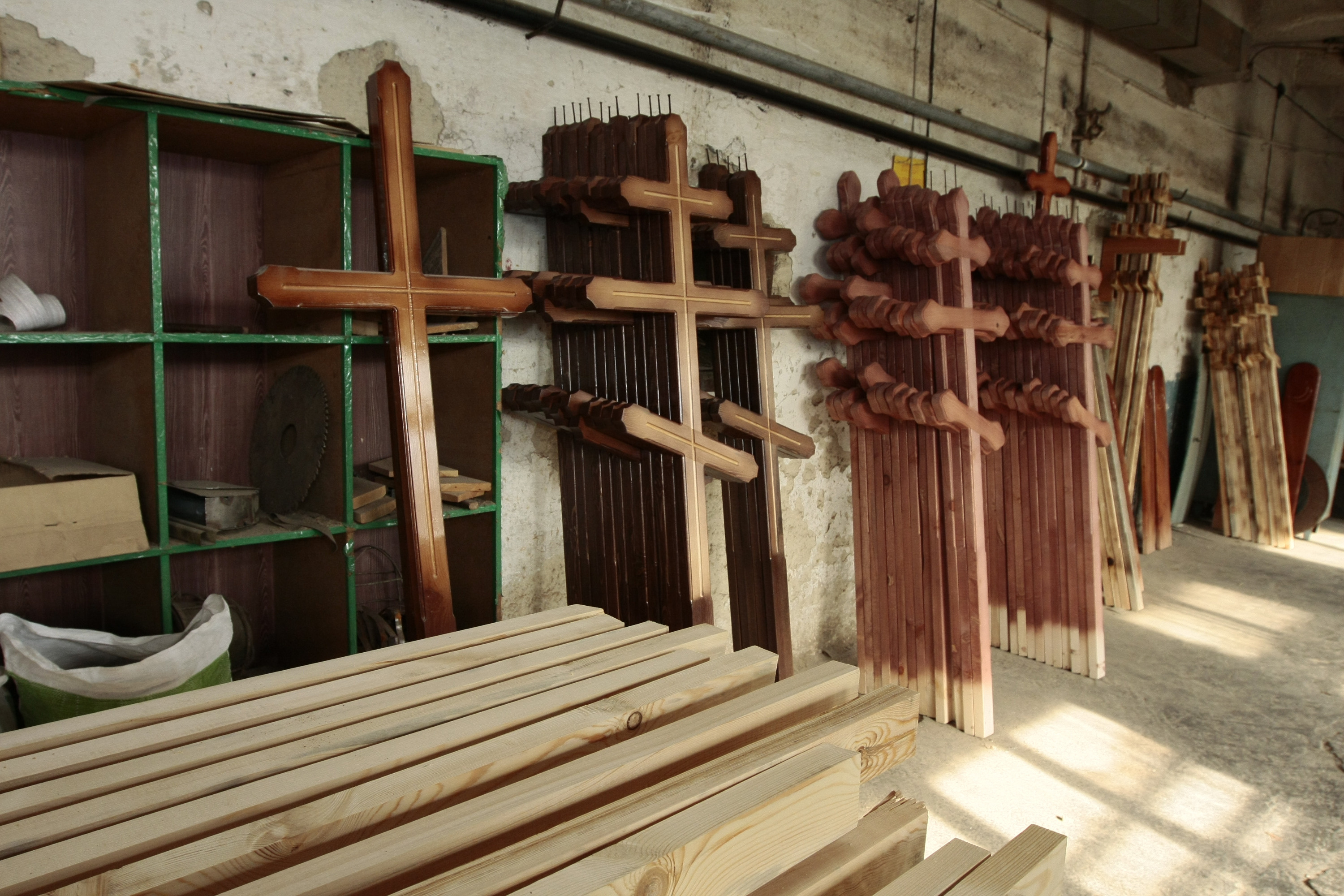 Деревянные кресты — вариант для клиентов, которые не хотят раскошеливаться 