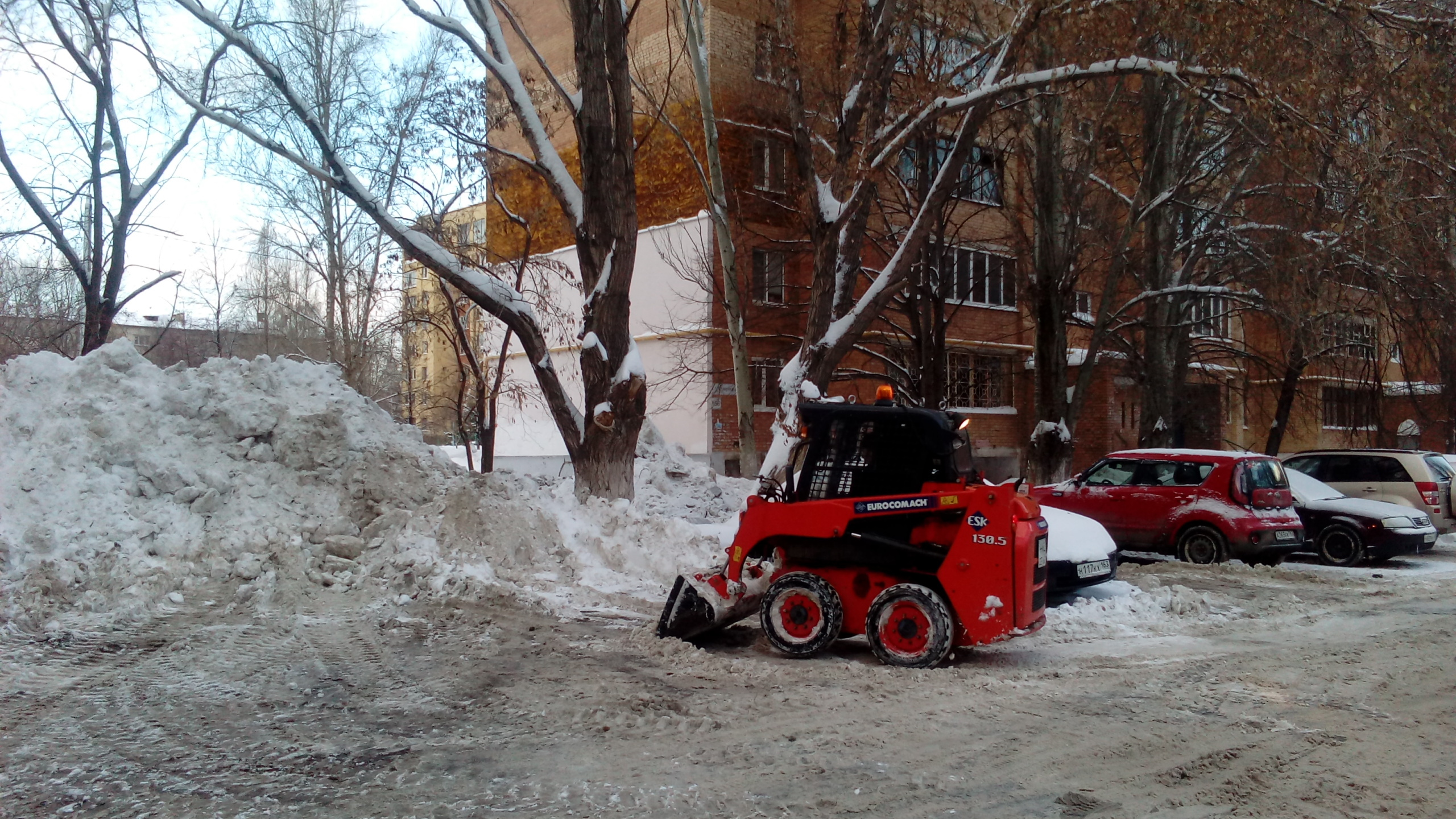 Вывозить снег из двора. Снегоуборочная техника. Вывоз снега на полигон. Уборка снега. Вывозить снег из двора.