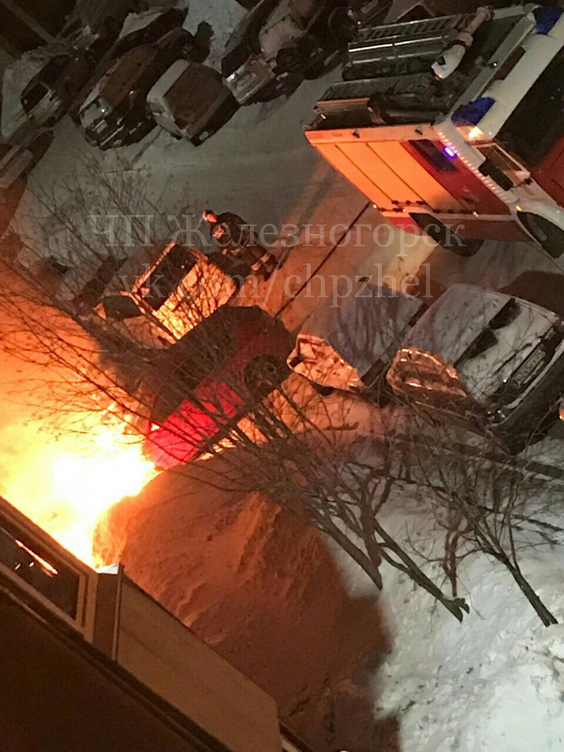 До этого времени тут же выгорел внедорожник и мусоропровод До этого времени тут же выгорел внедорожник и мусоропровод
