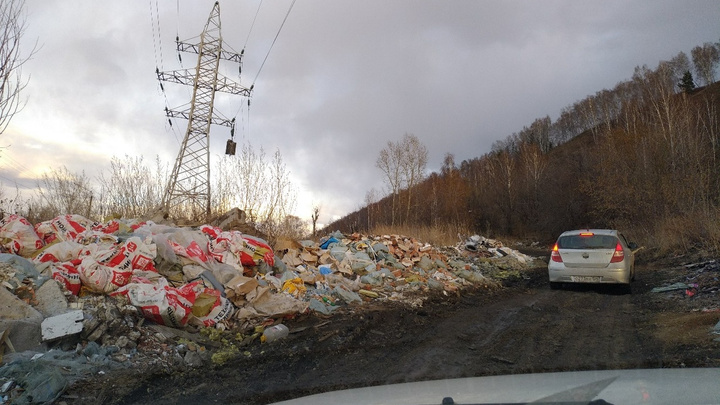Свезли 30 самосвалов: гигантская свалка мусора выросла на подъездах к новому мосту в Красноярске