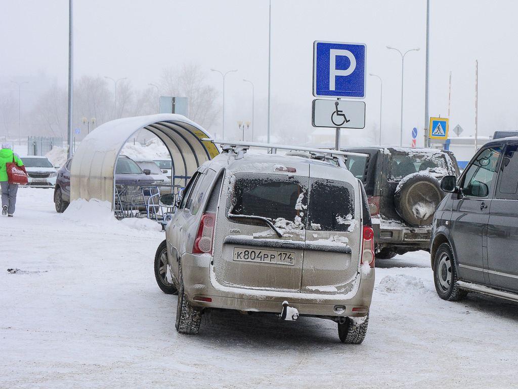 При отсутствии знака «Инвалид» автомобиль могут эвакуировать, даже если у водителя есть справка об инвалидности. Расстояние от знака до автомобиля должно быть не менее 1,8 метра При отсутствии знака «Инвалид» автомобиль могут эвакуировать, даже если у водителя есть справка об инвалидности. Расстояние от знака до автомобиля должно быть не менее 1,8 метра