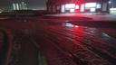 Хлынувшая из прорванной трубы вода затопила участок дороги на Северном шоссе