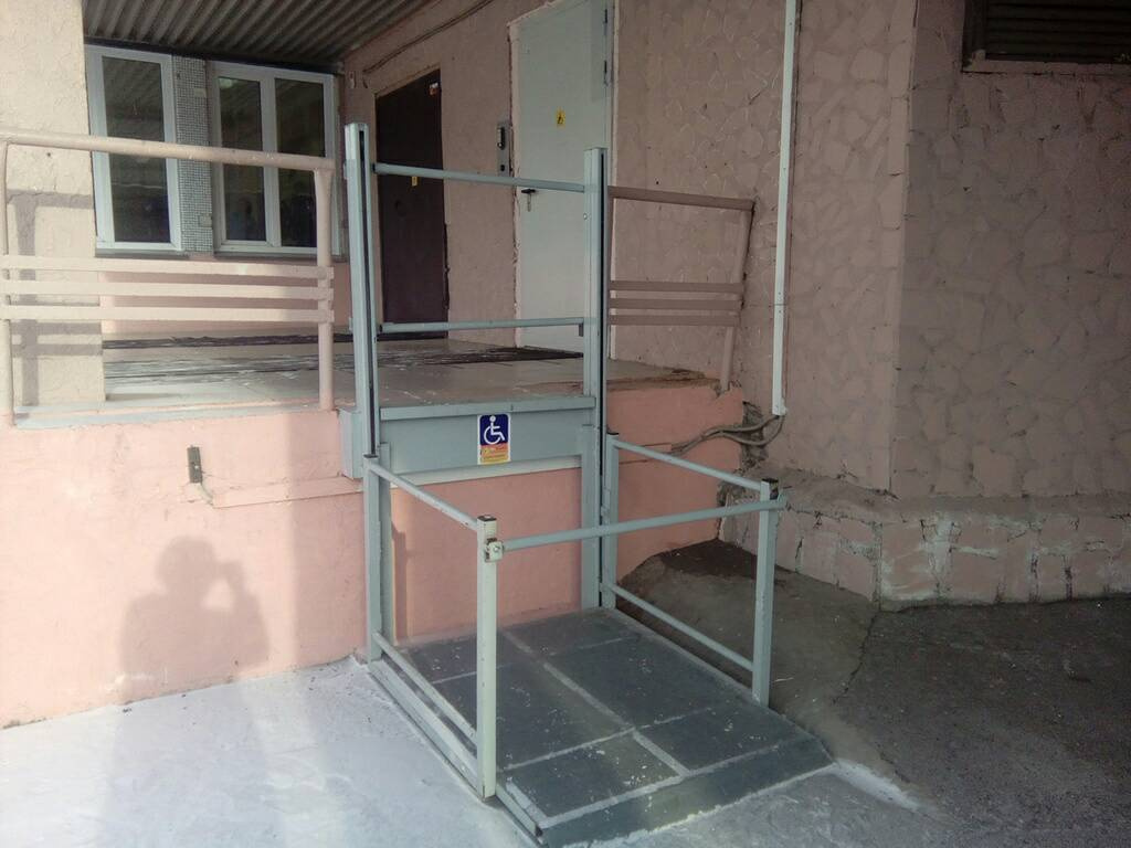 Для прикованных к коляскам детей в школе расширили дверные проёмы, а также оборудовали специальные подъёмные устройства