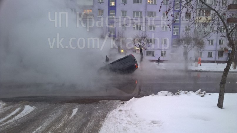Один из автомобилей перевернулся Один из автомобилей перевернулся