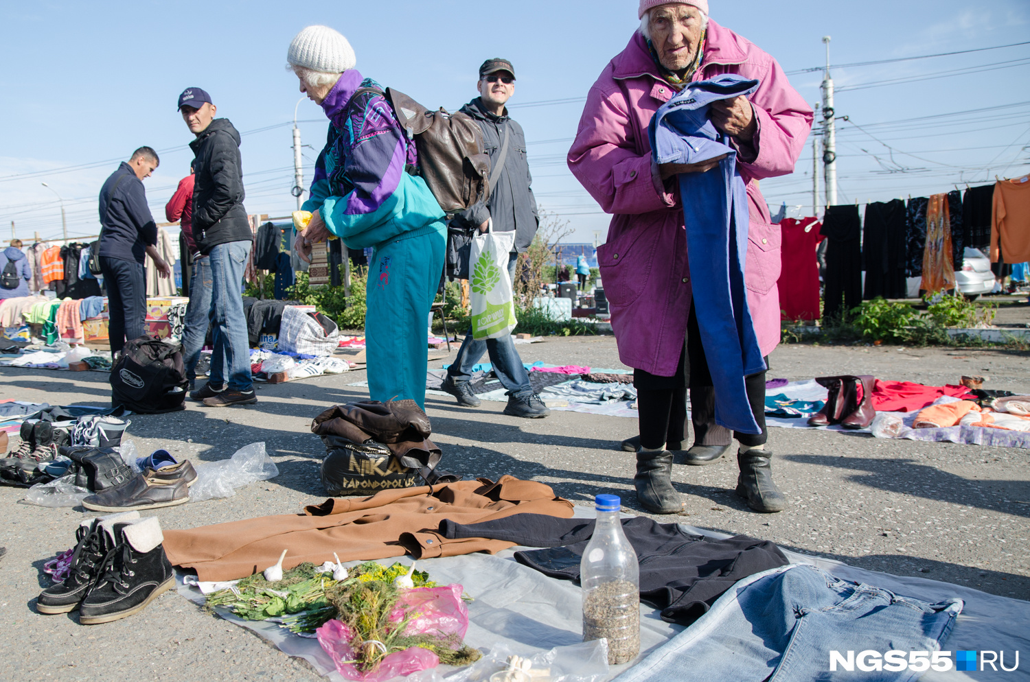 Пенсионеры омска. Омский блошиный рынок. Барахолка Омск. Хитрый рынок Омск.