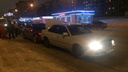 Неизвестный автомобиль подрезал «Тойоту»: на Фрунзе собрался «паровозик»