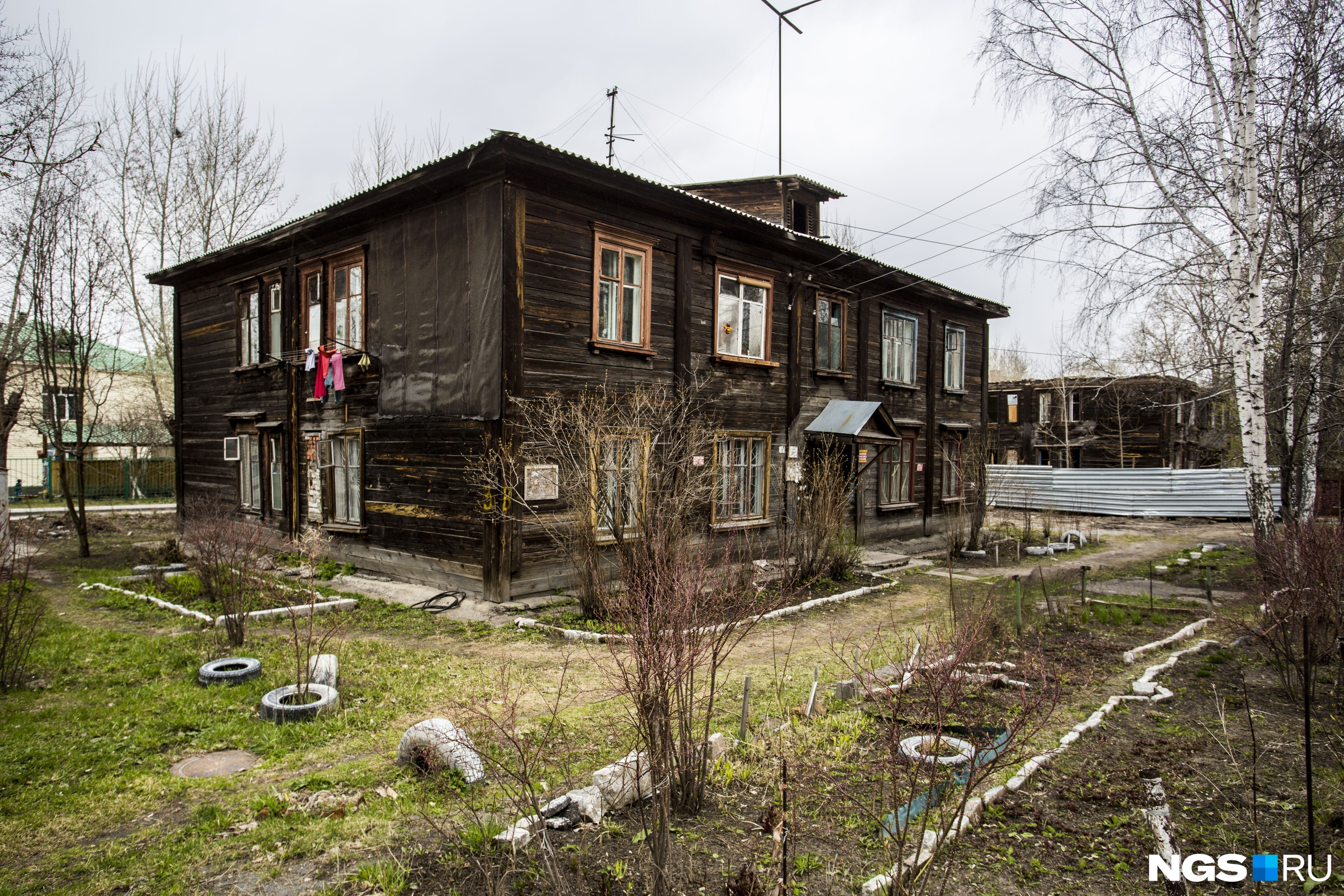 Как называются бараки. Барак дом Новосибирск. Бараки Новосибирска. Бараки на Серафимовича Новосибирск. Балашиха деревянный Барак.