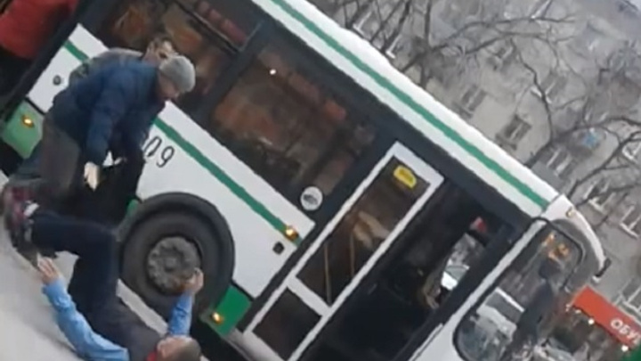 Водители двух автобусов устроили драку, не поделив остановку в центре Тюмени