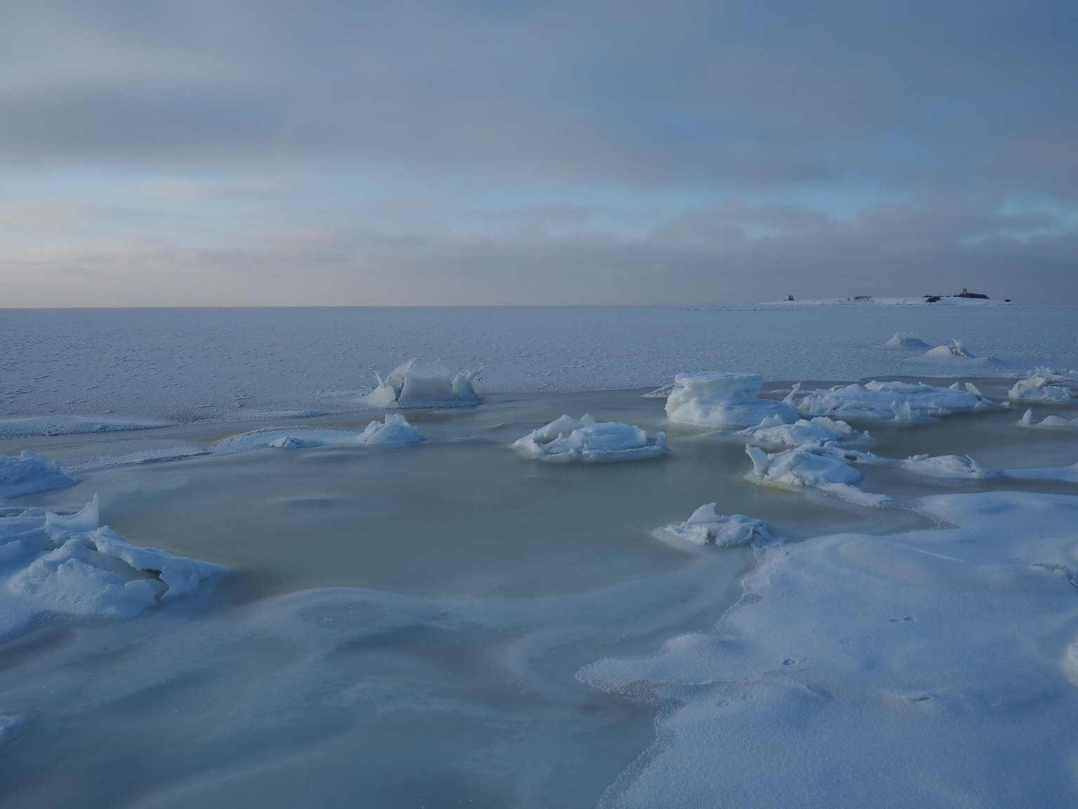 Зимнее белое море