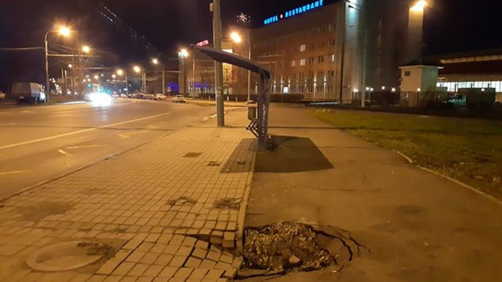 В Ярославле на остановке, где мужчина провалился под землю, расползается новая яма