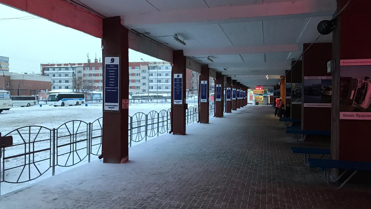 Омский автовокзал купить. Омский автовокзал. Маяк Омск возле автовокзала. Автовокзал Омск фото. Автовокзал Омск платформы.
