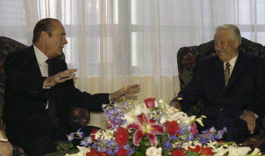 Пребывание Президента РФ Бориса Ельцина на встрече глав государств и правительств стран «восьмерки». Во время встречи с президентом Франции Жак Шираком