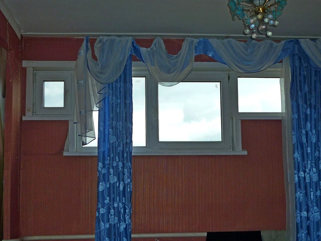 Такие окна есть на 13-м, техническом этаже. За эту квартиру (30 кв. м), например, просят 1,25 миллиона рублей Такие окна есть на 13-м, техническом этаже. За эту квартиру (30 кв. м), например, просят 1,25 миллиона рублей