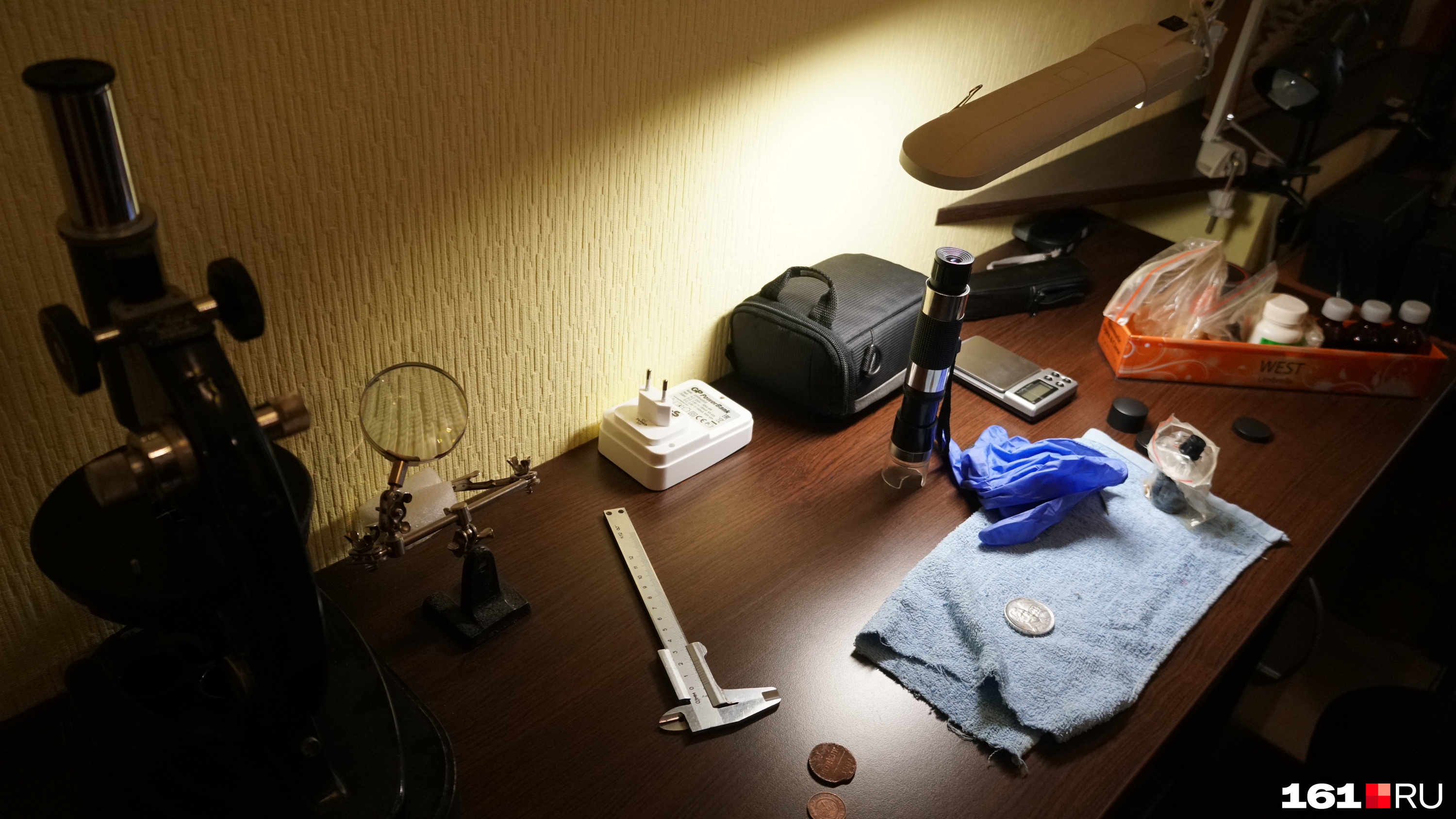Рабочий стол Дениса Погорелова: микроскопы, лупа, весы и реагенты