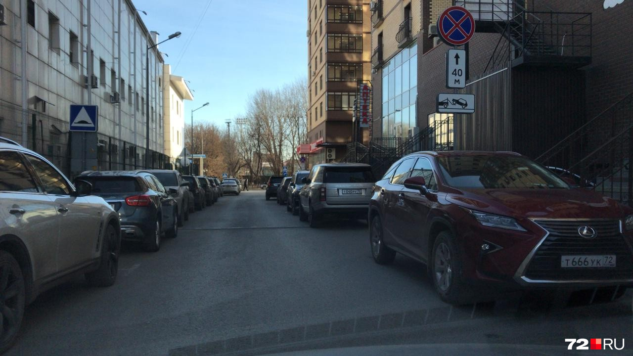 Из-за машин, наставленных с двух сторон, местные жители не могут проехать в свой двор (Максима Горького, 42а)