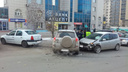 Водитель «Тойоты» внезапно решил припарковаться и спровоцировал аварию из трёх машин