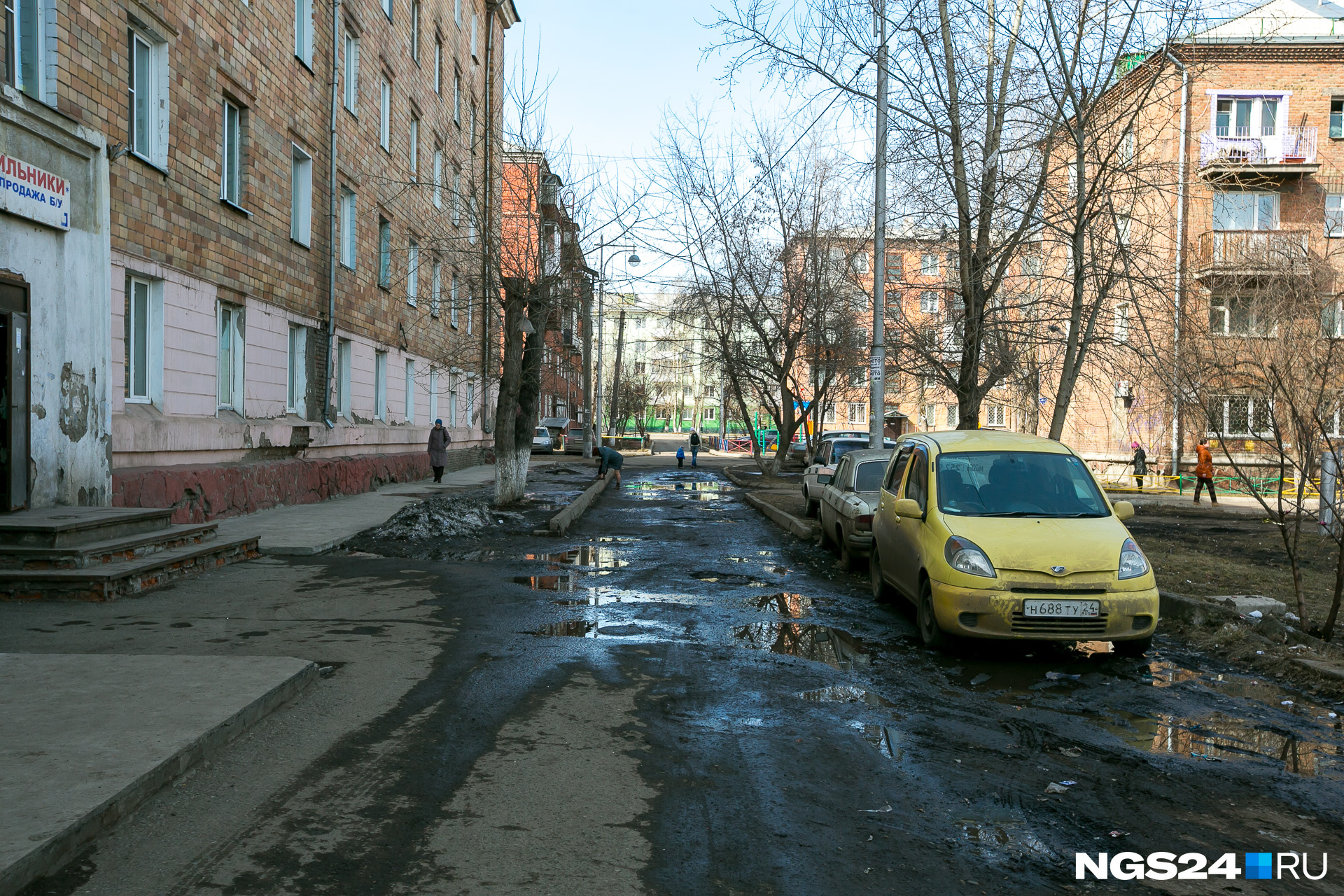 На наших глазах женщина пытается перепрыгнуть ямы, а затем осматривает каблуки На наших глазах женщина пытается перепрыгнуть ямы, а затем осматривает каблуки