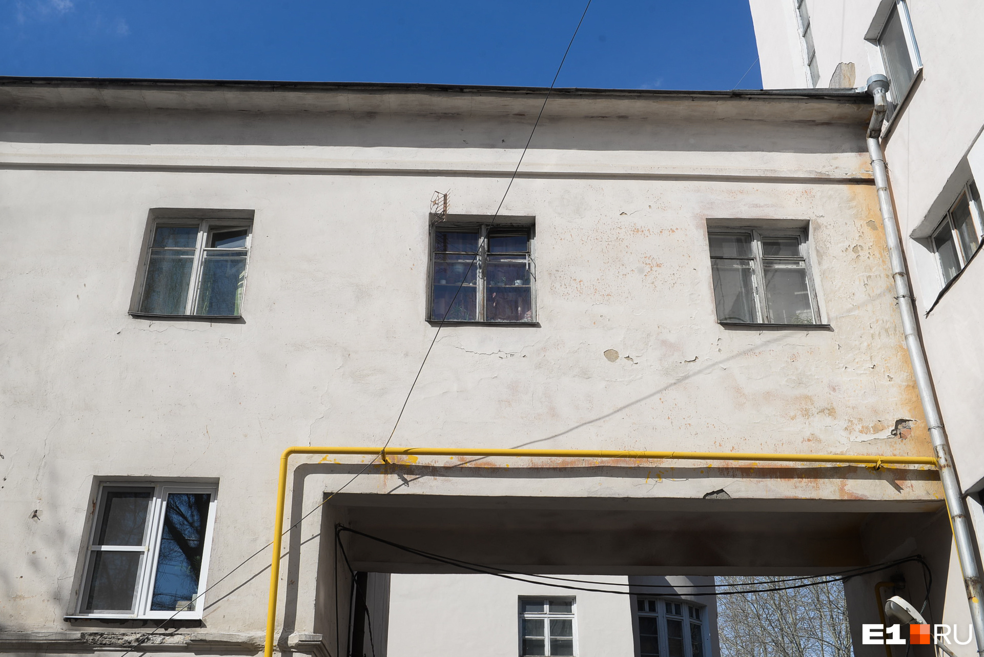В окнах можно разглядеть цветы. Полина считает, что жить в переходике романтично. А вы?