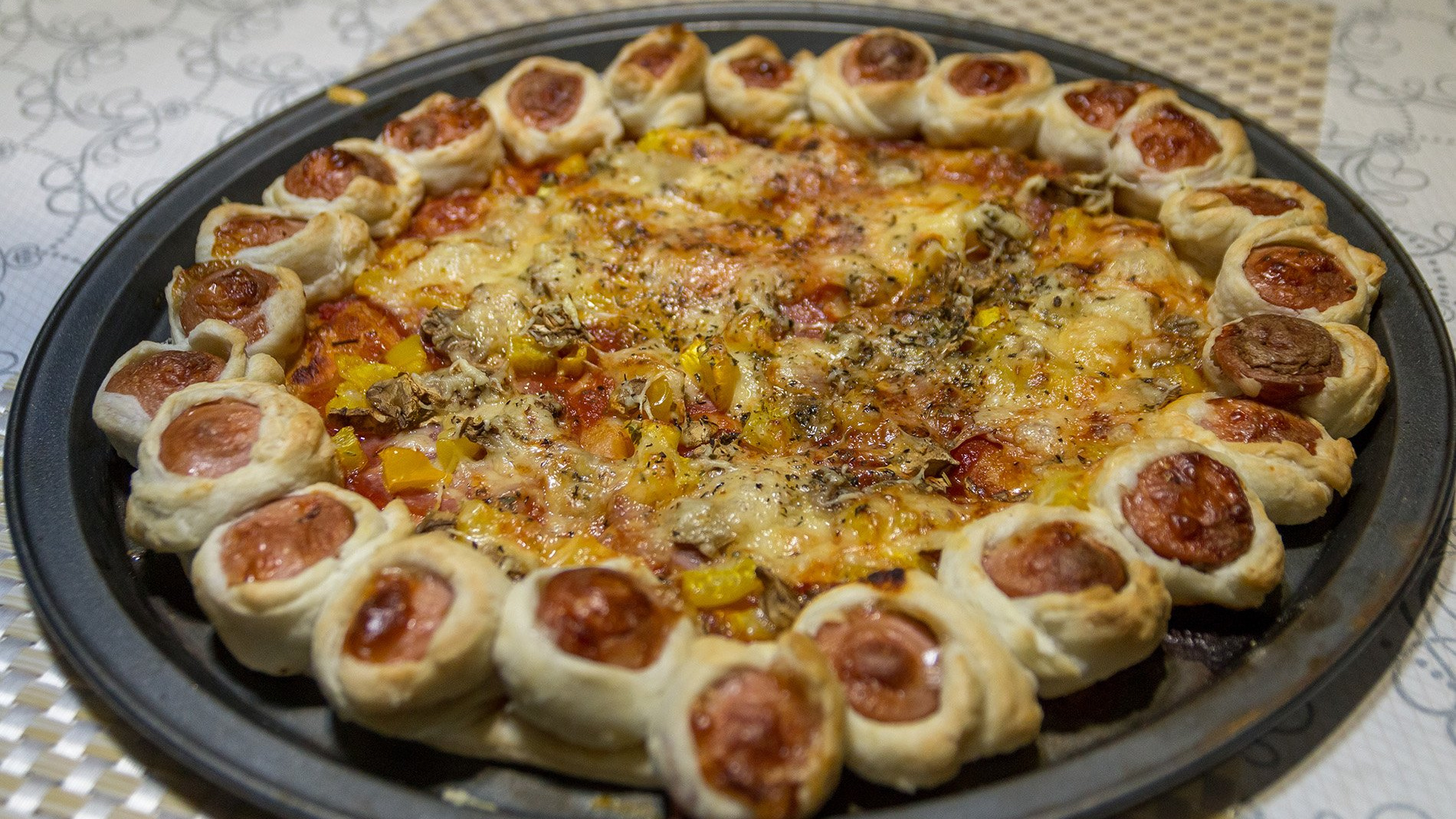 Карривурст и пицца с бортиками: публикуем видеоинструкции двух простых рецептов из сосисок