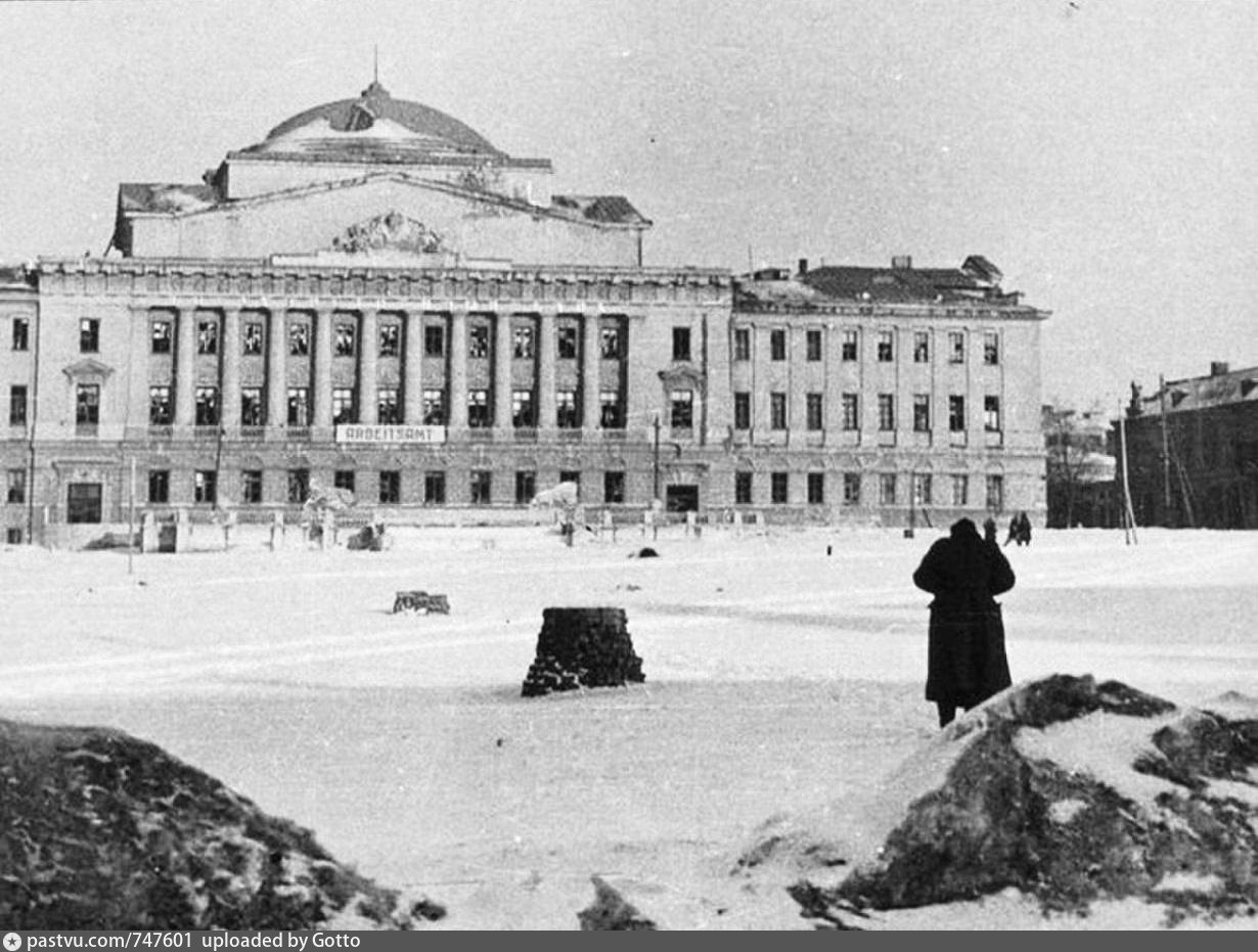 На площади Советов, в здании Госбанка, немцы организовали биржу труда