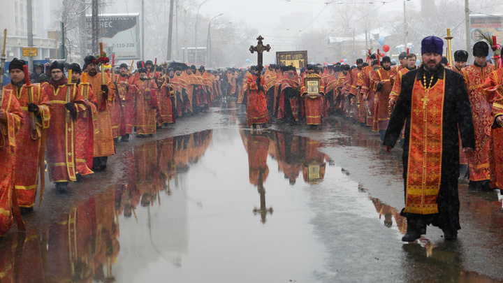 Снежное воскресенье: как верующие встретили Пасху в Екатеринбурге — в 20 ярких кадрах