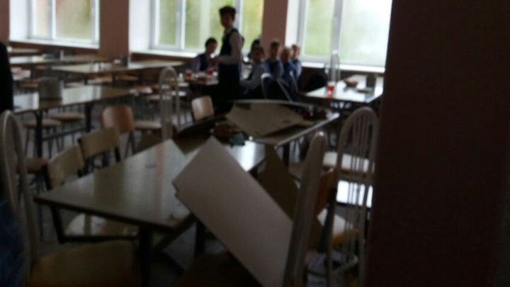 В Горном Щите в столовой на школьниц во время обеда обрушился потолок