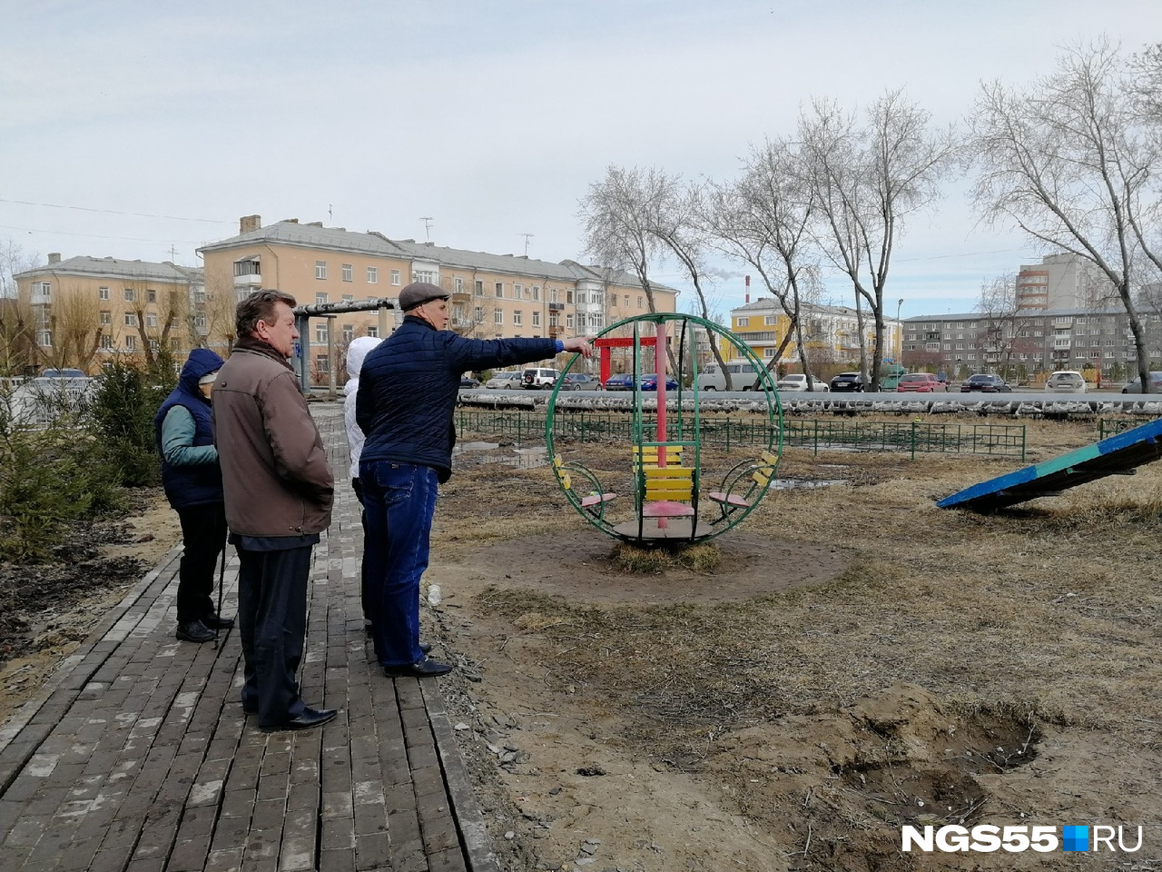 Двое сотрудников администрации Кировского округа выслушали жалобы жильцов и пообещали, что перенесут площадку на другую часть территории Двое сотрудников администрации Кировского округа выслушали жалобы жильцов и пообещали, что перенесут площадку на другую часть территории