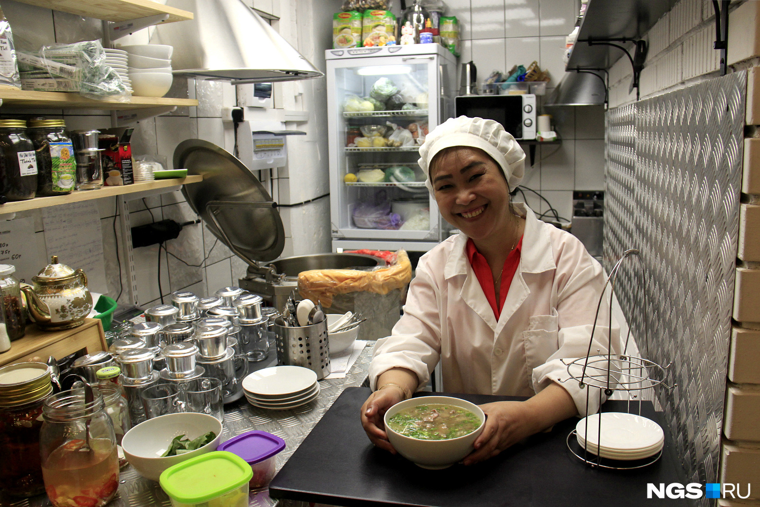 Данг Йен отвечает за кухню и сама обслуживает посетителей