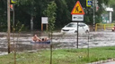 «Назло властям!»: тольяттинцы устроили заплыв на матрасе по затопленным улицам
