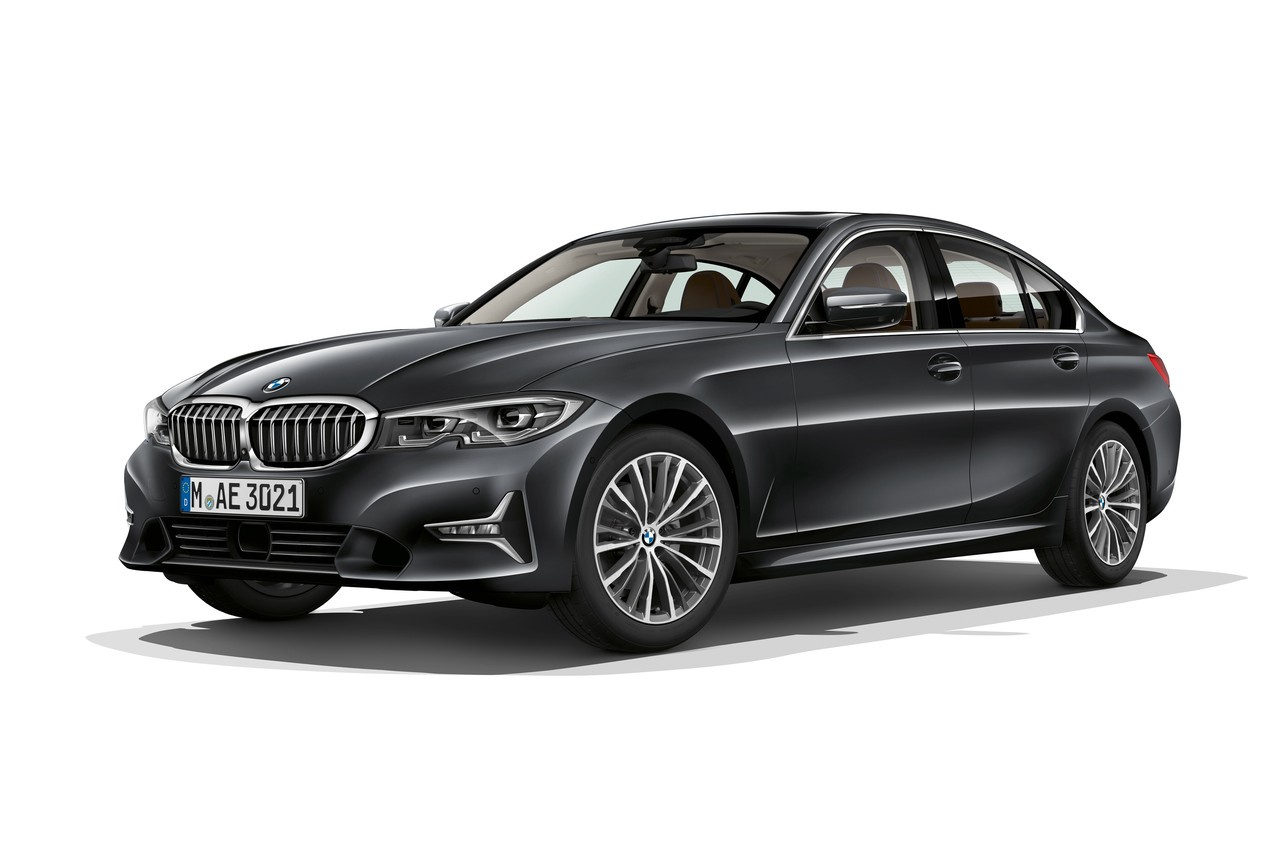 BMW стремится унифицировать все старшие модели, переводя их на общую платформу CLAR. В случае с BMW 3 это означает некоторое увеличение размеров — когда-то длиной более 4,7 метра могла похвастаться разве что «пятерка» 